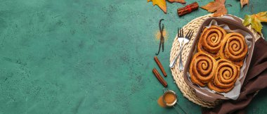 Lezzetli tarçınlı fırın yemeği ve yeşil zemin üzerinde sonbahar yaprakları metin için yer, üst görünüm