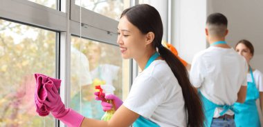 Temizlikçi ekibi odayı temizliyor.