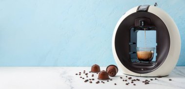 Modern kapsül kahve makinesi masada. Tasarım için pankart