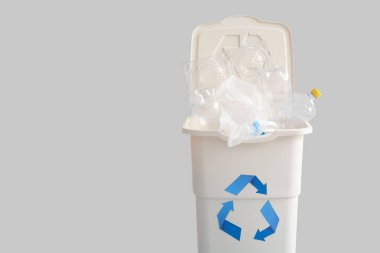 Işık arka planında plastik olan çöp konteynırı. Geri dönüşüm kavramı