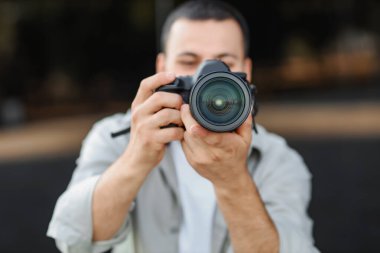 Modern kameralı erkek fotoğrafçı.