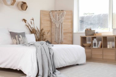 Büyük yataklı ve katlanır perdeli rahat bir yatak odası.