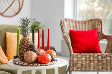 Mumlar ve Kwanzaa kutlamaları için oturma odasındaki masaya yakın çekim.