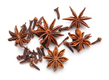 Beyaz arkaplanda karanfilli yıldız anason, üst görünüm