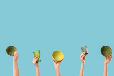 Mavi arka planda kâseli ve gözlüklü kadın elleri