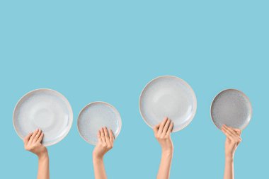 Mavi arka planda temiz plakalı kadın elleri