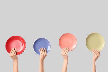 Beyaz arka planda farklı plakalı kadın elleri