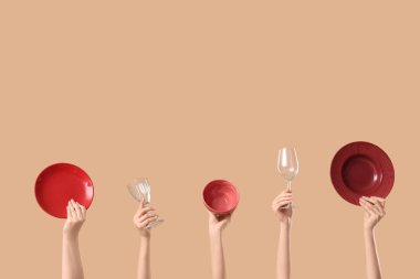 Bej arka planda tabak, kase ve gözlüklü kadın elleri