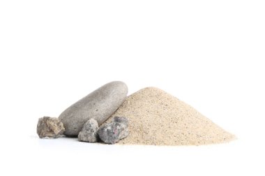 Beyaz zemin üzerinde taşlar olan kumsal yığını.