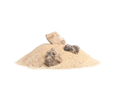 Beyaz zemin üzerinde taşlar olan kumsal yığını.