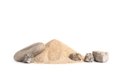 Beyaz zemin üzerinde taşlar olan kumsal yığını.
