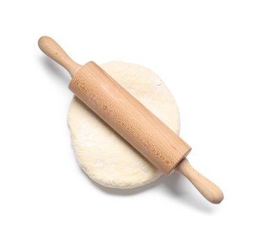 Tahta merdane ve hamuru beyaz arka planda izole edilmiş.