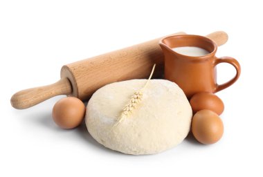 Beyaz arka planda bulunan ahşap oklamalı, hamurlu ve malzemeli kompozisyon