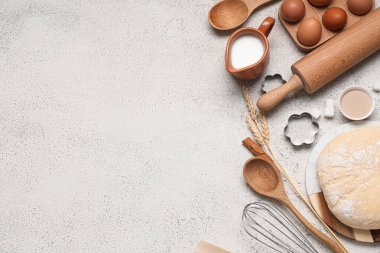 Gri grunge arka planda ahşap oklamalı, hamurlu ve malzemeli kompozisyon