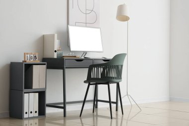 Ofis içi bilgisayarı olan rahat bir iş yeri