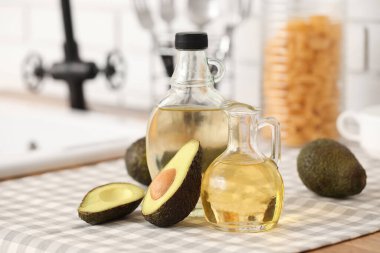 Mutfak tezgahında bir şişe taze avokado yağı.