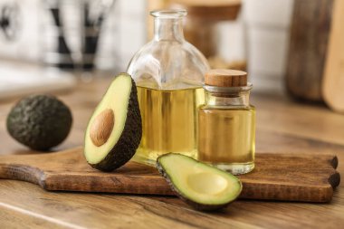 Mutfak tezgahında taze avokado yağı şişeleri