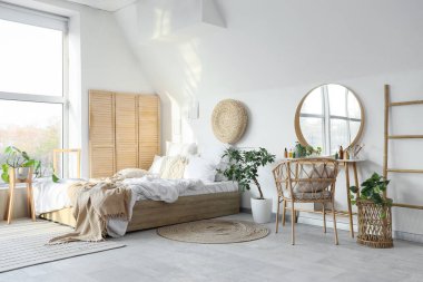 Yatak, perde ve makyaj masası. Yatak odasının içinde kozmetik ürünler var.