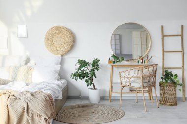 Yatak ve tuvalet masası, içinde de iskemle var.