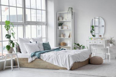 Soyunma masası, yatak odası ve raflar yatak odasının içinde.