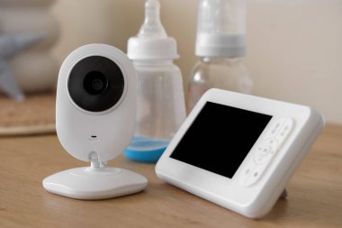 Çocuk odasındaki rafta bebek monitörü, yakın plan.