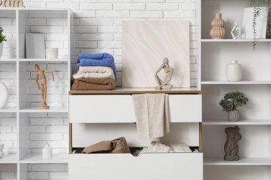 Soyunma odasında giysi ve dekor ile tuvalet