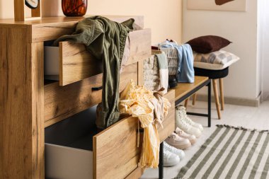 Soyunma odasında elbiseli çekmeceler.