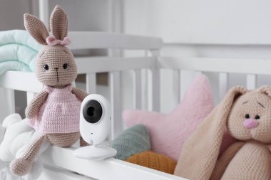 Bebek monitörlü bebek beşiği bebek odasında, yakın plan.