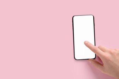 Pembe arka planda cep telefonu kullanan bir adam. Anket konsepti