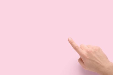 Pembe arka planda bir şeye bakan adam, üst manzara. Anket konsepti