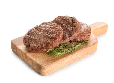 Lezzetli et pirzolaları ve beyaz arka planda biberiyeli ahşap tahta.