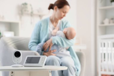 Bebek monitörü anne ve çocuğu evdeyken masada, yakın çekim.