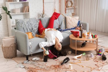 Genç Asyalı kadın partiden sonra kendini kanepede rahatsız hissediyor.