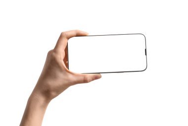 Cep telefonlu kadın eli beyaz arkaplanda izole edilmiş, yakın plan