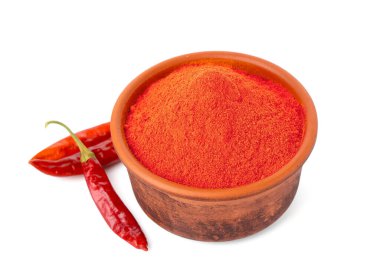 Kırmızı biberli kase ve beyaz arka planda biber.