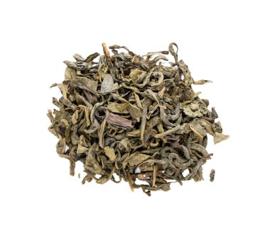 Beyaz arkaplanda kuru yeşil çay yaprakları yığını