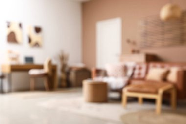 Koltuk, hasır sepet ve oturma odasının iç tarafında iş yeri. Bulanık görünüm