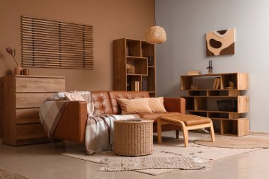 Hasır sepetli, rahat kanepeli ve ayaklı oturma odasının içinde.