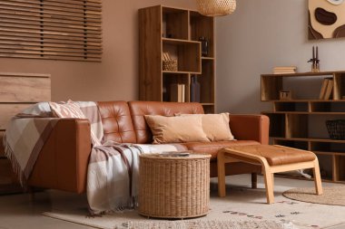 Hasır sepetli, rahat kanepeli ve ayaklı oturma odasının içinde.