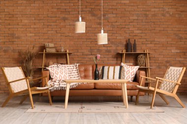 Konforlu kanepe, hasır koltuklar ve oturma odasının içindeki kahve masası.