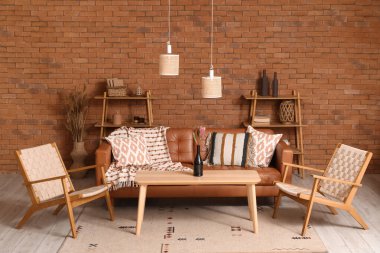 Konforlu kanepe, hasır koltuklar ve oturma odasının içindeki kahve masası.