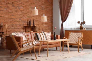 Konforlu kanepe, hasır koltuklar ve oturma odasının içindeki kahve masası.