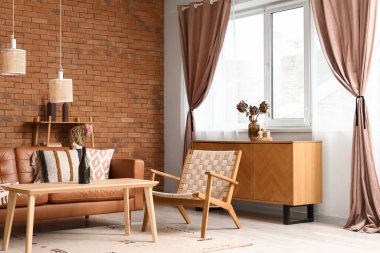 Konforlu kanepe, hasır koltuk ve oturma odasının içindeki kahve masası.