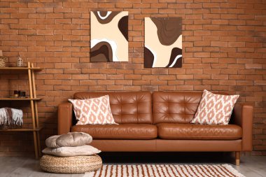 Oturma odasının iç tarafında rahat bir kanepe ve raf var.