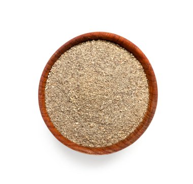 Beyaz arka planda izole edilmiş tahtadan bir kase karabiber tozu.