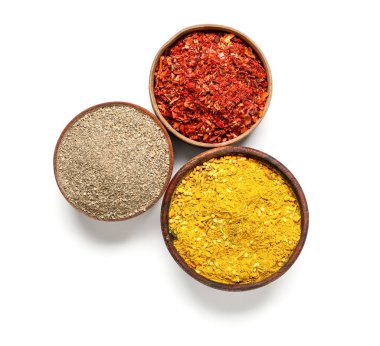 Beyaz arka planda izole edilmiş aromatik baharatlı ahşap kaseler.