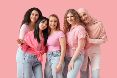 Pembe arka planda gülümseyen bir grup güzel kadın. Kadın Tarihi Ayı
