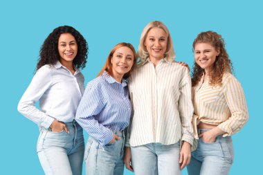 Mavi arka planda gülümseyen bir grup güzel kadın. Kadın Tarihi Ayı