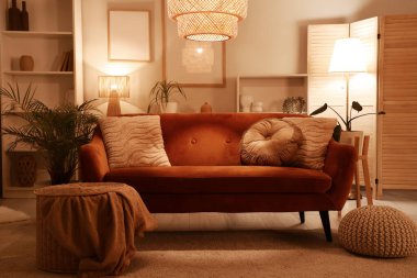 Rahat bir kanepe, içinde ekose ve puf olan bir sepet.