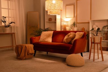 Rahat bir kanepe, içinde ekose ve puf olan bir sepet.